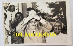 CAZ MÜZİĞİN SEVİLEN İSİMLERİNDEN BATERİST ASIM EKREN'İN BABASI İBRAHİM EKREN'İN ORİJİNAL FOTOĞRAFI - 18 x 12 cm EBADINDA - İBRAHİM EKREN ÖZAL (ANAP) SELAMI VERİRKEN ÇEKİLMİŞ BİR KARE