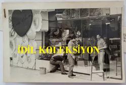 CAZ MÜZİĞİN SEVİLEN İSİMLERİNDEN BATERİST ASIM EKREN'İN ORİJİNAL 4'LÜ FOTOĞRAF SETİ - 18 x 12 cm EBADINDA - ASIM EKREN, EŞİ ZEYNEP EKREN'LE SAHİP OLDUKLARI GÖZTEPE BAĞDAT CADDESİ ÜZERİNDE BULUNAN BUTİKLERİ SALDIRIYA UĞRADI. BUTİK ÖNÜNDE ÇEKİLMİŞ 4 FARKLI KARE