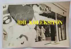 CAZ MÜZİĞİN SEVİLEN İSİMLERİNDEN BATERİST ASIM EKREN'İN ORİJİNAL 4'LÜ FOTOĞRAF SETİ - 18 x 12 cm EBADINDA - ASIM EKREN, EŞİ ZEYNEP EKREN'LE SAHİP OLDUKLARI GÖZTEPE BAĞDAT CADDESİ ÜZERİNDE BULUNAN BUTİKLERİ SALDIRIYA UĞRADI. BUTİK ÖNÜNDE ÇEKİLMİŞ 4 FARKLI KARE