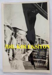 CAZ MÜZİĞİN SEVİLEN İSİMLERİNDEN BATERİST ASIM EKREN'İN ORİJİNAL 4'LÜ FOTOĞRAF SETİ - 18 x 12 cm EBADINDA - ASIM EKREN, EŞİ ZEYNEP EKREN'LE SAHİP OLDUKLARI GÖZTEPE BAĞDAT CADDESİ ÜZERİNDE BULUNAN BUTİKLERİ SALDIRIYA UĞRADI. BUTİK ÖNÜNDE ÇEKİLMİŞ 4 FARKLI KARE