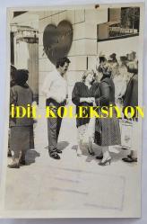 CAZ MÜZİĞİN SEVİLEN İSİMLERİNDEN BATERİST ASIM EKREN'İN ORİJİNAL 4'LÜ FOTOĞRAF SETİ - 18 x 12 cm EBADINDA - ASIM EKREN, EŞİ ZEYNEP EKREN'LE SAHİP OLDUKLARI GÖZTEPE BAĞDAT CADDESİ ÜZERİNDE BULUNAN BUTİKLERİ SALDIRIYA UĞRADI. BUTİK ÖNÜNDE ÇEKİLMİŞ 4 FARKLI KARE