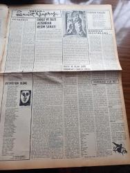 Vatan Pazar Gazetesi - Turkish Newspaper - 22 Kasım 1953 - insan uzuvlarının da yedekleri yapılıyor - Lana Turner fotoğraf - sinema dünyasından haberler - yeni bir İngiliz filmi Zalim Deniz fotoğraf - renkli karikatür - kaptan Edi Büdü karikatür - Ev Kadın Moda - karıncaların dünyası - işinizden memnun musunuz test - ev kadınına öğütler - Antonio'nun ölümü yazan F. Garcia Lorca - doğu ve batı açısından resim sanatı Eric Newton - hayat ve ölüm şairi Granadalı Garcia Lorca yazan Ali Nurganalı - rodrigo İstanbul'da yazan Fikri Çiçekoğlu - Yağmur kaçağı yazan Atilla İlhan - Neslimizin Öncü şairi Orhan Veli Kanık - Kitaplar Dergiler yazan Oktay Akbal - hikaye Mehmedin babasıyla anası yazan Orhan Kemal - kavak yelleri şiiri yazan Subutay Karahasanoğlu - Haftalık Hoş Memo papağan Sami karikatür - Tarzan Yazan Edgar Rice Burroughs - Dolmabahçe stadı'nda Beşiktaş Vefa maçı - Galatasaray İstanbulspor'la 1 1 berabere kaldı  fotoğraflar - Macaristan İngiltere futbol karşılaşması - Gündüz Kılıç