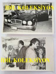 CAZ MÜZİĞİN SEVİLEN İSİMLERİNDEN BATERİST ASIM EKREN'İN ORİJİNAL 2'Lİ FOTOĞRAF SETİ - 18 x 12 cm EBADINDA - ASIM EKREN ve ZEYNEP ÖZAL, ZEKİ KÜÇÜKBERBER'İN KENDİLERİNE HEDİYE ETTİĞİ 52 MİLYONLUK JAGUAR OTOMOBİLİ TESLİM ALIRLARKEN ÇEKİLMİŞ 2 FARKLI KARE. TEMMUZ 1986
