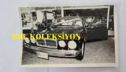 CAZ MÜZİĞİN SEVİLEN İSİMLERİNDEN BATERİST ASIM EKREN'İN ORİJİNAL 2'Lİ FOTOĞRAF SETİ - 18 x 12 cm EBADINDA - ASIM EKREN ve ZEYNEP ÖZAL, ZEKİ KÜÇÜKBERBER'İN KENDİLERİNE HEDİYE ETTİĞİ 52 MİLYONLUK JAGUAR OTOMOBİLİ TESLİM ALIRLARKEN ÇEKİLMİŞ 2 FARKLI KARE. TEMMUZ 1986