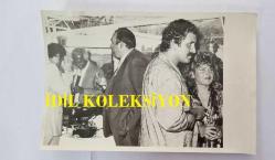 CAZ MÜZİĞİN SEVİLEN İSİMLERİNDEN BATERİST ASIM EKREN'İN ORİJİNAL 2'Lİ FOTOĞRAF SETİ - 18 x 12 cm EBADINDA - ASIM EKREN ve ZEYNEP ÖZAL, ZEKİ KÜÇÜKBERBER'İN KENDİLERİNE HEDİYE ETTİĞİ 52 MİLYONLUK JAGUAR OTOMOBİLİ TESLİM ALIRLARKEN ÇEKİLMİŞ 2 FARKLI KARE. TEMMUZ 1986