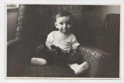 1968 YILI ERKEK ÇOCUK VE OYUNCAK ARKASI NOTLU SİYAH BEYAZ FOTOĞRAF