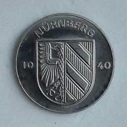 Almanya (Federal Almanya Cumhuriyeti). Nürnberg Kalesi ve Şehri / Nürnberg Şehir Arması 1040-Nürnberg Temalı Hatıra Madalyon 1972 (Yeniden Üretilmiştir.) Ön Yüz: Nürnberg 1040/Föll (Gravür: Karl Föll) Yazmaktadır. Arka Yüz: Nürnberg Kalesi ve Şehir Kalesi Tasviri Bulunmaktadır. Kenar Yazısı: Birleşik Alman Metal İşleri AG 1972. Kısaca; Mimari Yapı Sevenler İçin Eşsiz Bir Koleksiyon Parçasıdır. Mükemel Bir Tasarım ve Kabartma İşçilikle Üretilmiştir. Nikel-Çil (10 gr/27x2 mm.) Nadir/Az Çıkar. Özel Ambalajında.