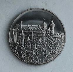 Almanya (Federal Almanya Cumhuriyeti). Nürnberg Kalesi ve Şehri / Nürnberg Şehir Arması 1040-Nürnberg Temalı Hatıra Madalyon 1972 (Yeniden Üretilmiştir.) Ön Yüz: Nürnberg 1040/Föll (Gravür: Karl Föll) Yazmaktadır. Arka Yüz: Nürnberg Kalesi ve Şehir Kalesi Tasviri Bulunmaktadır. Kenar Yazısı: Birleşik Alman Metal İşleri AG 1972. Kısaca; Mimari Yapı Sevenler İçin Eşsiz Bir Koleksiyon Parçasıdır. Mükemel Bir Tasarım ve Kabartma İşçilikle Üretilmiştir. Nikel-Çil (10 gr/27x2 mm.) Nadir/Az Çıkar. Özel Ambalajında.