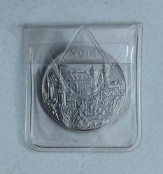 Almanya (Federal Almanya Cumhuriyeti). Nürnberg Kalesi ve Şehri / Nürnberg Şehir Arması 1040-Nürnberg Temalı Hatıra Madalyon 1972 (Yeniden Üretilmiştir.) Ön Yüz: Nürnberg 1040/Föll (Gravür: Karl Föll) Yazmaktadır. Arka Yüz: Nürnberg Kalesi ve Şehir Kalesi Tasviri Bulunmaktadır. Kenar Yazısı: Birleşik Alman Metal İşleri AG 1972. Kısaca; Mimari Yapı Sevenler İçin Eşsiz Bir Koleksiyon Parçasıdır. Mükemel Bir Tasarım ve Kabartma İşçilikle Üretilmiştir. Nikel-Çil (10 gr/27x2 mm.) Nadir/Az Çıkar. Özel Ambalajında.