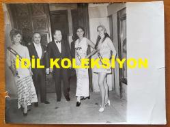 TÜRK HEKİM ve SİYASETÇİ, 1968-1973 İSTANBUL BELEDİYE BAŞKANI DOKTOR FAHRİ ATABEY'İN ORİJİNAL BÜYÜK BOY FOTOĞRAFI - 24 x 18 cm EBADINDA - DR. FAHRİ ATABEY, ''ŞİİR KIZLAR'' YARIŞMASINA KATILAN HANIMLARLA BİRLİKTE (NEDRET SELÇUKER) HATIRA POZU VERİRKEN ÇEKİLMİŞ BİR KARE... ÖZEL ARŞİV
