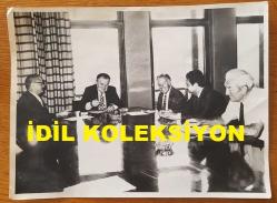 TÜRK HEKİM ve SİYASETÇİ, 1968-1973 İSTANBUL BELEDİYE BAŞKANI DOKTOR FAHRİ ATABEY'İN ORİJİNAL BÜYÜK BOY FOTOĞRAFI - 24 x 18 cm EBADINDA - DR. FAHRİ ATABEY, DÜNYA SAĞLIK TEŞKİLATI'NIN İSTANBUL'DAKİ SU ve KANALİZASYON SORUNUNDAN SONRA ÇÖP SORUNUNU DA ÇÖZMEK İÇİN GÖNDERDİĞİ 3 KİŞİLİK TEKNİK HEYETLE TOPLANTI HALİNDEYKEN ÇEKİLMİŞ BİR KARE. 21 TEMMUZ 1973