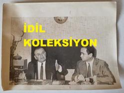 TÜRK HEKİM ve SİYASETÇİ, 1968-1973 İSTANBUL BELEDİYE BAŞKANI DOKTOR FAHRİ ATABEY'İN ORİJİNAL BÜYÜK BOY FOTOĞRAFI - 24 x 18 cm EBADINDA - DR. FAHRİ ATABEY, HÜSNÜ CİHAN'IN MASASINDA KONUŞMA YAPARKEN ÇEKİLMİŞ BİR KARE (DOĞAN KATIRCIOĞLU)