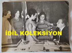 TÜRK HEKİM ve SİYASETÇİ, 1968-1973 İSTANBUL BELEDİYE BAŞKANI DOKTOR FAHRİ ATABEY'İN ORİJİNAL BÜYÜK BOY FOTOĞRAFI - 24 x 18 cm EBADINDA - DR. FAHRİ ATABEY, MAKAMINDA YANINA GELEN HANIMLARLA KONUŞURKEN ÇEKİLMİŞ BİR KARE. .. ÖZEL ARŞİV