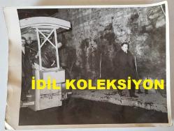 TÜRK HEKİM ve SİYASETÇİ, 1968-1973 İSTANBUL BELEDİYE BAŞKANI DOKTOR FAHRİ ATABEY'İN ORİJİNAL BÜYÜK BOY FOTOĞRAFI - 24 x 18 cm EBADINDA - DR. FAHRİ ATABEY, BİR YOL ÇALIŞMASI ALANINDA YÜRÜYÜP İNCELEME YAPARKEN ÇEKİLMİŞ BİR KARE