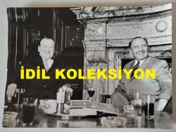 TÜRK HEKİM ve SİYASETÇİ, 1968-1973 İSTANBUL BELEDİYE BAŞKANI DOKTOR FAHRİ ATABEY'İN ORİJİNAL BÜYÜK BOY FOTOĞRAFI - 24 x 18 cm EBADINDA - DR. FAHRİ ATABEY, ALMANYA HAMBURG SENATÖRÜ WEİSS İLE GÖRÜŞME YAPARKEN ÇEKİLMİŞ BİR KARE. (ORHAN KARUL, HAMBURG)