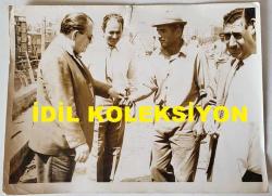 TÜRK HEKİM ve SİYASETÇİ, 1968-1973 İSTANBUL BELEDİYE BAŞKANI DOKTOR FAHRİ ATABEY'İN ORİJİNAL BÜYÜK BOY FOTOĞRAFI (HABER METİNİ SAYFASIYLA BİRLİKTE, 2'Lİ SET HALİNDE) - 24 x 18 cm EBADINDA - DR. FAHRİ ATABEY, AKSARAY GEÇİT İNŞAATI ŞANTİYE ALANINI KONTROL EDERKEN YANINA GELEN BİR İŞÇİ KENDİSİNE ŞAKAYLA ''100 LİRA VERMEZSENİZ İNŞAAT YARIDA KALIR'' DEMESİ ÜZERİNE SAYIN DR. FAHRİ ATABEY CEBİNDEN 100 LİRA ÇIKARIP İŞÇİYE VERMİŞTİR. BU GÜZEL ANLARDA KAYDEDİLMİŞ BİR KARE + HABER METNİ SAYFASI