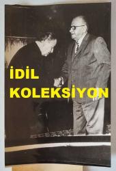 TÜRK HEKİM ve SİYASETÇİ, 1968-1973 İSTANBUL BELEDİYE BAŞKANI DOKTOR FAHRİ ATABEY'İN ORİJİNAL FOTOĞRAFI - 18 x 12 cm EBADINDA - DR. FAHRİ ATABEY, CUMHURBAŞKANI CEVDET SUNAY'LA TOKALAŞIRKEN ÇEKİLMİŞ BİR KARE. (TURGUT MANTAR)