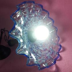 VINTAGE MURANO TARZI EL İŞİ , MAVİ BEYAZ RENK OPALİN BENEKLİ , KENARLARI VOLANLI KIVIRCIK CAMLI AVİZE SARKIT