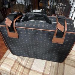 STRATİC SEYAHAT VALİZİ BAVUL  Boy  52 cm  Yükseklik 39  cm Tertemiz yırtığı söküğü yok  Anahtarı Kayıp