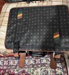 STRATİC SEYAHAT VALİZİ BAVUL  Boy  52 cm  Yükseklik 39  cm Tertemiz yırtığı söküğü yok  Anahtarı Kayıp