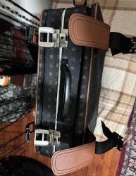 STRATİC SEYAHAT VALİZİ BAVUL  Boy  52 cm  Yükseklik 39  cm Tertemiz yırtığı söküğü yok  Anahtarı Kayıp