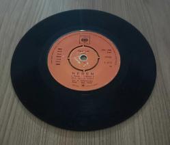 NİLÜFER-DÜNYA DÖNÜYOR