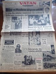 Vatan Gazetesi - Turkish Newspaper - 23 Ağustos 1960 - neredeyiz nereye gidiyoruz yazan Ahmet Emin Yalman Başmakale - Celal Bayar ve Adnan Menderes sorguya çekildi - Amil Artus dün sabıkları yargılayacak olan mahkeme 20 eylül'e kadar kurulacaktır dedi - bakanlar gazetecileri cevaplandırırken fotoğraf - Alparslan Türkeş Kütahya'da istirahate çekildi - basın hürriyeti anayasa teminatı altına alınıyor - Hüseyin Nail Kubalı dün yeni anayasa doğum sancıları içinde dedi - İstanbul'da tifo vakaları görüldü - kaçaklar yazan Kemal Bekir Yazı Dizisi - dev anıtın ayakları dibinde yazan Behçet Kemal Çağlar - yıldızlara doğru yarış süratle devam ediyor - feza'dan dönen hayvanlar dün teşhir edildi fotoğraf - Çanakkale abidesi zamansız açılmıştır - halk oyunları bayramında Yalkuşta ve Çepikli yazan Halil Bedi Yönetken - İstanbul Ankara Radyosu Programı - Beşiktaş Yıldız yolu inşaatında büyük yolsuzluk - apandisit krizi geçiren güreşçi Müzahir Sille hastanede - Fenerbahçe bu yıl kampa girmeyecek