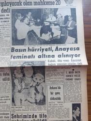 Vatan Gazetesi - Turkish Newspaper - 23 Ağustos 1960 - neredeyiz nereye gidiyoruz yazan Ahmet Emin Yalman Başmakale - Celal Bayar ve Adnan Menderes sorguya çekildi - Amil Artus dün sabıkları yargılayacak olan mahkeme 20 eylül'e kadar kurulacaktır dedi - bakanlar gazetecileri cevaplandırırken fotoğraf - Alparslan Türkeş Kütahya'da istirahate çekildi - basın hürriyeti anayasa teminatı altına alınıyor - Hüseyin Nail Kubalı dün yeni anayasa doğum sancıları içinde dedi - İstanbul'da tifo vakaları görüldü - kaçaklar yazan Kemal Bekir Yazı Dizisi - dev anıtın ayakları dibinde yazan Behçet Kemal Çağlar - yıldızlara doğru yarış süratle devam ediyor - feza'dan dönen hayvanlar dün teşhir edildi fotoğraf - Çanakkale abidesi zamansız açılmıştır - halk oyunları bayramında Yalkuşta ve Çepikli yazan Halil Bedi Yönetken - İstanbul Ankara Radyosu Programı - Beşiktaş Yıldız yolu inşaatında büyük yolsuzluk - apandisit krizi geçiren güreşçi Müzahir Sille hastanede - Fenerbahçe bu yıl kampa girmeyecek