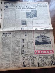 Vatan Gazetesi - Turkish Newspaper - 23 Ağustos 1960 - neredeyiz nereye gidiyoruz yazan Ahmet Emin Yalman Başmakale - Celal Bayar ve Adnan Menderes sorguya çekildi - Amil Artus dün sabıkları yargılayacak olan mahkeme 20 eylül'e kadar kurulacaktır dedi - bakanlar gazetecileri cevaplandırırken fotoğraf - Alparslan Türkeş Kütahya'da istirahate çekildi - basın hürriyeti anayasa teminatı altına alınıyor - Hüseyin Nail Kubalı dün yeni anayasa doğum sancıları içinde dedi - İstanbul'da tifo vakaları görüldü - kaçaklar yazan Kemal Bekir Yazı Dizisi - dev anıtın ayakları dibinde yazan Behçet Kemal Çağlar - yıldızlara doğru yarış süratle devam ediyor - feza'dan dönen hayvanlar dün teşhir edildi fotoğraf - Çanakkale abidesi zamansız açılmıştır - halk oyunları bayramında Yalkuşta ve Çepikli yazan Halil Bedi Yönetken - İstanbul Ankara Radyosu Programı - Beşiktaş Yıldız yolu inşaatında büyük yolsuzluk - apandisit krizi geçiren güreşçi Müzahir Sille hastanede - Fenerbahçe bu yıl kampa girmeyecek