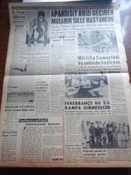 Vatan Gazetesi - Turkish Newspaper - 23 Ağustos 1960 - neredeyiz nereye gidiyoruz yazan Ahmet Emin Yalman Başmakale - Celal Bayar ve Adnan Menderes sorguya çekildi - Amil Artus dün sabıkları yargılayacak olan mahkeme 20 eylül'e kadar kurulacaktır dedi - bakanlar gazetecileri cevaplandırırken fotoğraf - Alparslan Türkeş Kütahya'da istirahate çekildi - basın hürriyeti anayasa teminatı altına alınıyor - Hüseyin Nail Kubalı dün yeni anayasa doğum sancıları içinde dedi - İstanbul'da tifo vakaları görüldü - kaçaklar yazan Kemal Bekir Yazı Dizisi - dev anıtın ayakları dibinde yazan Behçet Kemal Çağlar - yıldızlara doğru yarış süratle devam ediyor - feza'dan dönen hayvanlar dün teşhir edildi fotoğraf - Çanakkale abidesi zamansız açılmıştır - halk oyunları bayramında Yalkuşta ve Çepikli yazan Halil Bedi Yönetken - İstanbul Ankara Radyosu Programı - Beşiktaş Yıldız yolu inşaatında büyük yolsuzluk - apandisit krizi geçiren güreşçi Müzahir Sille hastanede - Fenerbahçe bu yıl kampa girmeyecek