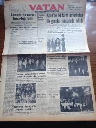 Vatan Gazetesi - Turkish Newspaper - 21 Nisan 1953 - Kartallar gibi yazan Ahmet Emin Yalman Başmakale - Barem tasarısı hazırlığı bitti - Churchill ve Bevan'ın demeçleri - Kore'de iki taraf erlerinden ilk gruplar mübadele edildi fotoğraf - Çin'den iade edilen esirlerin anlattığı - samatya'da tabanca atölyesi basıldı - Ömer İnönü Muzaffer Kayalıbay davasında yalan şahadetten sanık 7 kişinin duruşması fotoğraf - cumhurbaşkanı Celal Bayar Antakya'da öğretmenlerle - Kuzey Kore'de esirken serbest bırakılan İngilizler Moskova'da - napoli'de yapılan Dünya Grekoromen güreş şampiyonasının kapanış töreninden görünüş - Kadınlar tekkesi yazan Refik Halit Karay Yazı Dizisi - Amerikan Dışişleri Bakanı John Foster Dulles önce Kore işinin hallini istiyor - Pakistan milli şairi İkbal'in 15. Ölüm yıldönümü - sinema tenkitleri - çocuklar sizin köşeniz - güreşçi Ahmet bilek rakibinin sırtını yere yapıştırıyor fotoğraf - Japonya'da seçimleri liberaller kazandı - Balıkesir zeytinleri tehlikede - Arı Unları