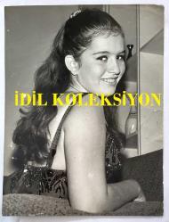 HÜLYA KOÇYİĞİT'İN KARDEŞİ NİLÜFER KOÇYİĞİT'İN ORİJİNAL BÜYÜK BOY FOTOĞRAFI - 24 x 18 cm EBADINDA - NİLÜFER KOÇYİĞİT GÜLÜMSERKEN YAKINDAN ÇEKİLMİŞ ÇOK NET BİR FOTOĞRAF... ÖZEL ARŞİV