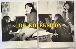 HÜLYA KOÇYİĞİT'İN KARDEŞİ NİLÜFER KOÇYİĞİT'İN ORİJİNAL 2'Lİ BÜYÜK BOY FOTOĞRAF SETİ - 24 x 18 cm EBADINDA - NİLÜFER KOÇYİĞİT AYNADA MAKYAJINI YAPARKEN ABLASI FERYAL KOÇYİĞİT'İN TELEFONDA KONUŞTUĞU ANLARDA ÇEKİLMİŞ 2 FARKLI KARE (FOTO: TAYFUR GÖÇMENOĞLU)