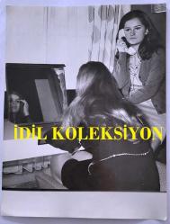 HÜLYA KOÇYİĞİT'İN KARDEŞİ NİLÜFER KOÇYİĞİT'İN ORİJİNAL 2'Lİ BÜYÜK BOY FOTOĞRAF SETİ - 24 x 18 cm EBADINDA - NİLÜFER KOÇYİĞİT AYNADA MAKYAJINI YAPARKEN ABLASI FERYAL KOÇYİĞİT'İN TELEFONDA KONUŞTUĞU ANLARDA ÇEKİLMİŞ 2 FARKLI KARE (FOTO: TAYFUR GÖÇMENOĞLU)