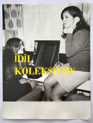 HÜLYA KOÇYİĞİT'İN KARDEŞİ NİLÜFER KOÇYİĞİT'İN ORİJİNAL 2'Lİ BÜYÜK BOY FOTOĞRAF SETİ - 24 x 18 cm EBADINDA - NİLÜFER KOÇYİĞİT AYNADA MAKYAJINI YAPARKEN ABLASI FERYAL KOÇYİĞİT'İN TELEFONDA KONUŞTUĞU ANLARDA ÇEKİLMİŞ 2 FARKLI KARE (FOTO: TAYFUR GÖÇMENOĞLU)