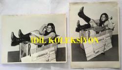 HÜLYA KOÇYİĞİT'İN KARDEŞİ NİLÜFER KOÇYİĞİT'İN ORİJİNAL 2'Lİ BÜYÜK BOY FOTOĞRAF SETİ - 24 x 18 cm EBADINDA - NİLÜFER KOÇYİĞİT SANDIK ÜSTÜNDE OTURUP GÜLÜMSEYEREK POZ VERİRKEN ÇEKİLMİŞ NET KALİTEDE 2 FOTOĞRAF