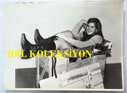 HÜLYA KOÇYİĞİT'İN KARDEŞİ NİLÜFER KOÇYİĞİT'İN ORİJİNAL 2'Lİ BÜYÜK BOY FOTOĞRAF SETİ - 24 x 18 cm EBADINDA - NİLÜFER KOÇYİĞİT SANDIK ÜSTÜNDE OTURUP GÜLÜMSEYEREK POZ VERİRKEN ÇEKİLMİŞ NET KALİTEDE 2 FOTOĞRAF