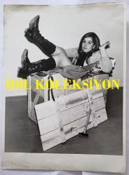 HÜLYA KOÇYİĞİT'İN KARDEŞİ NİLÜFER KOÇYİĞİT'İN ORİJİNAL 2'Lİ BÜYÜK BOY FOTOĞRAF SETİ - 24 x 18 cm EBADINDA - NİLÜFER KOÇYİĞİT SANDIK ÜSTÜNDE OTURUP GÜLÜMSEYEREK POZ VERİRKEN ÇEKİLMİŞ NET KALİTEDE 2 FOTOĞRAF