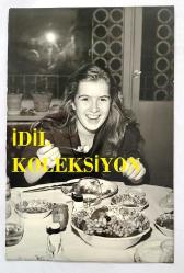 HÜLYA KOÇYİĞİT'İN KARDEŞİ NİLÜFER KOÇYİĞİT'İN ORİJİNAL FOTOĞRAFI - 18 x 12 cm EBADINDA - NİLÜFER KOÇYİĞİT, SOFRADA PİYAZ YERKEN ÇEKİLMİŞ ÇOK NET KALİTEDE BİR FOTOĞRAF... ÖZEL ARŞİV