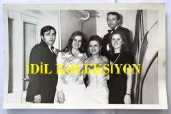 FÜSUN ÖNAL, ÖMÜR GÖKSEL ve HÜLYA KOÇYİĞİT'İN KARDEŞİ NİLÜFER KOÇYİĞİT'İN ORİJİNAL FOTOĞRAFI - 18 x 12 cm EBADINDA - NİLÜFER KOÇYİĞİT BİR PARTİDE UĞUR İNAL, FÜSUN ÖNAL, FERYAL KOÇYİĞİT ve ÖMÜR GÖKSEL'LE BİRLİKTE TOPLUCA HATIRA POZU VERİRKEN ÇEKİLMİŞ BİR FOTOĞRAF