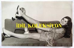 HÜLYA KOÇYİĞİT'İN KARDEŞİ NİLÜFER KOÇYİĞİT'İN ORİJİNAL FOTOĞRAFI - 18 x 12 cm EBADINDA - NİLÜFER KOÇYİĞİT, KOLTUĞUN ÜZERİNE UZANIP GÜLÜMSEYEREK POZ VERİRKEN ÇEKİLMİŞ NET KALİTEDE BİR FOTOĞRAF... ÖZEL ARŞİV
