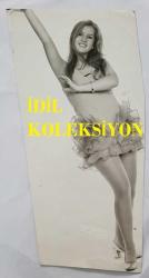 HÜLYA KOÇYİĞİT'İN KARDEŞİ NİLÜFER KOÇYİĞİT'İN ORİJİNAL BÜYÜK BOY FOTOĞRAFI - 24 x 12 cm EBADINDA - NİLÜFER KOÇYİĞİT, AYAKTA GÜLÜMSEYEREK POZ VERİRKEN ÇEKİLMİŞ ÇOK NET KALİTEDE BİR FOTOĞRAF... ÖZEL ARŞİV