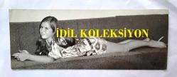 HÜLYA KOÇYİĞİT'İN KARDEŞİ NİLÜFER KOÇYİĞİT'İN ORİJİNAL BÜYÜK BOY FOTOĞRAFI - 24 x 9 cm EBADINDA - NİLÜFER KOÇYİĞİT, KOLTUĞA UZANIP GÜLÜMSEYEREK POZ VERİRKEN ÇEKİLMİŞ BİR FOTOĞRAF... ÖZEL ARŞİV
