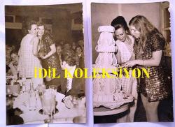 HÜLYA KOÇYİĞİT ve KARDEŞİ NİLÜFER KOÇYİĞİT'İN ORİJİNAL 2'Lİ FOTOĞRAF SETİ - 18 x 12 cm EBADINDA - NİLÜFER KOÇYİĞİT, DOĞUM GÜNÜ PARTİSİNDE ABLASI HÜLYA KOÇYİĞİT'LE SARILIP BİRLİKTE PASTA KESTİĞİ ANLARDA ÇEKİLMİŞ 2 FARKLI KARE. SELİM SOYDAN DA KADRAJDA YER ALMAKTADIR