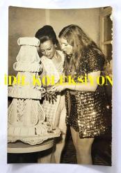 HÜLYA KOÇYİĞİT ve KARDEŞİ NİLÜFER KOÇYİĞİT'İN ORİJİNAL 2'Lİ FOTOĞRAF SETİ - 18 x 12 cm EBADINDA - NİLÜFER KOÇYİĞİT, DOĞUM GÜNÜ PARTİSİNDE ABLASI HÜLYA KOÇYİĞİT'LE SARILIP BİRLİKTE PASTA KESTİĞİ ANLARDA ÇEKİLMİŞ 2 FARKLI KARE. SELİM SOYDAN DA KADRAJDA YER ALMAKTADIR