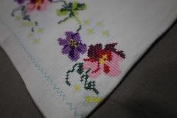 ÇİÇEK İŞLEMELİ ETAMİN YASTIK