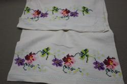 ÇİÇEK İŞLEMELİ ETAMİN YASTIK