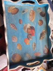 Ahşap el yapımı deniz  kabukluları resmi bulunan Gülay imzalı 2002 yılına ait ahşap tepsi