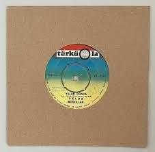 Selda Moğollar Yalan Dünya - Kalenin Dibinde 45'lik Plak (Orjinal 1972 Dönem Baskı 45 lik Plak) 10/8