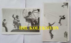 HÜLYA KOÇYİĞİT'İN KARDEŞİ NİLÜFER KOÇYİĞİT'İN ORİJİNAL 2'Lİ FOTOĞRAF SETİ - 18 x 12 cm EBADINDA - NİLÜFER KOÇYİĞİT, LUNAPARKTA EĞLENİRKEN ÇEKİLMİŞ 2 FARKLI KARE